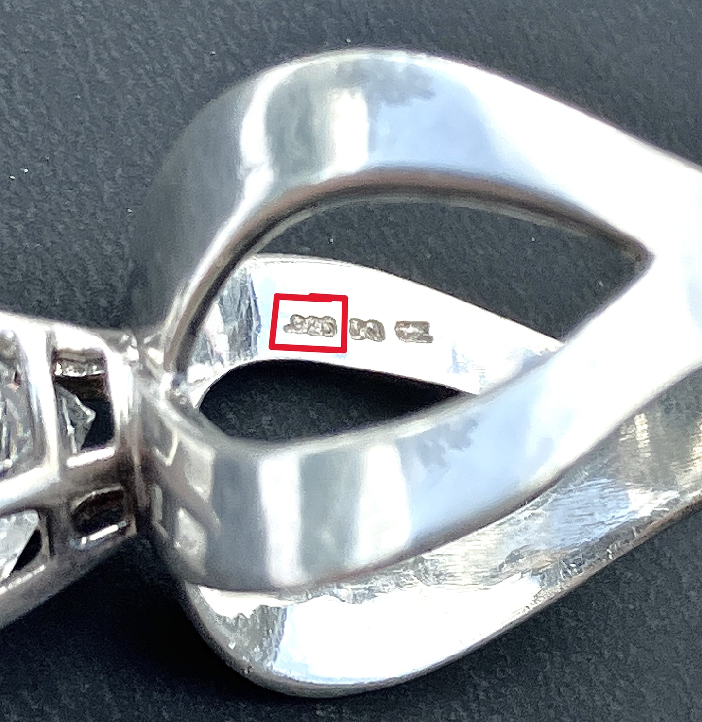 Corazón "Diamante" en anillo de banda entrecruzada