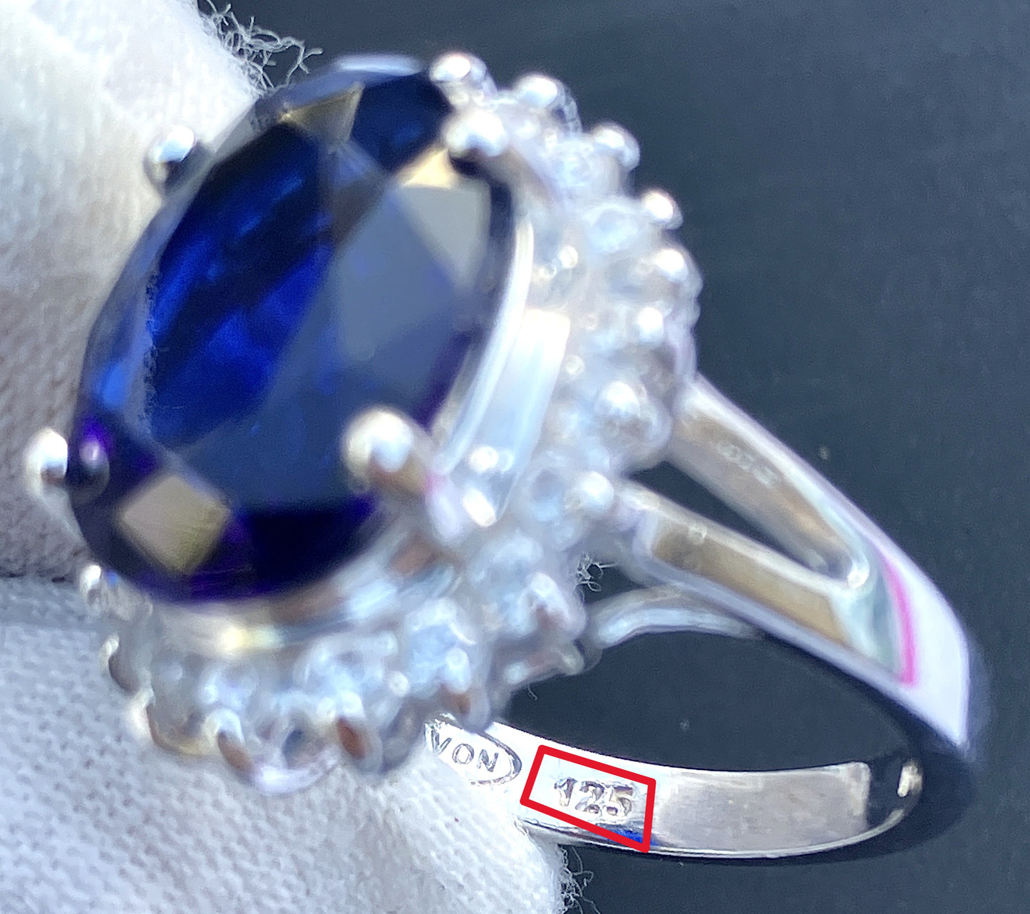Anillo "Zafiro" de corte ovalado en "Diamante" con halo (¡2 tamaños!)