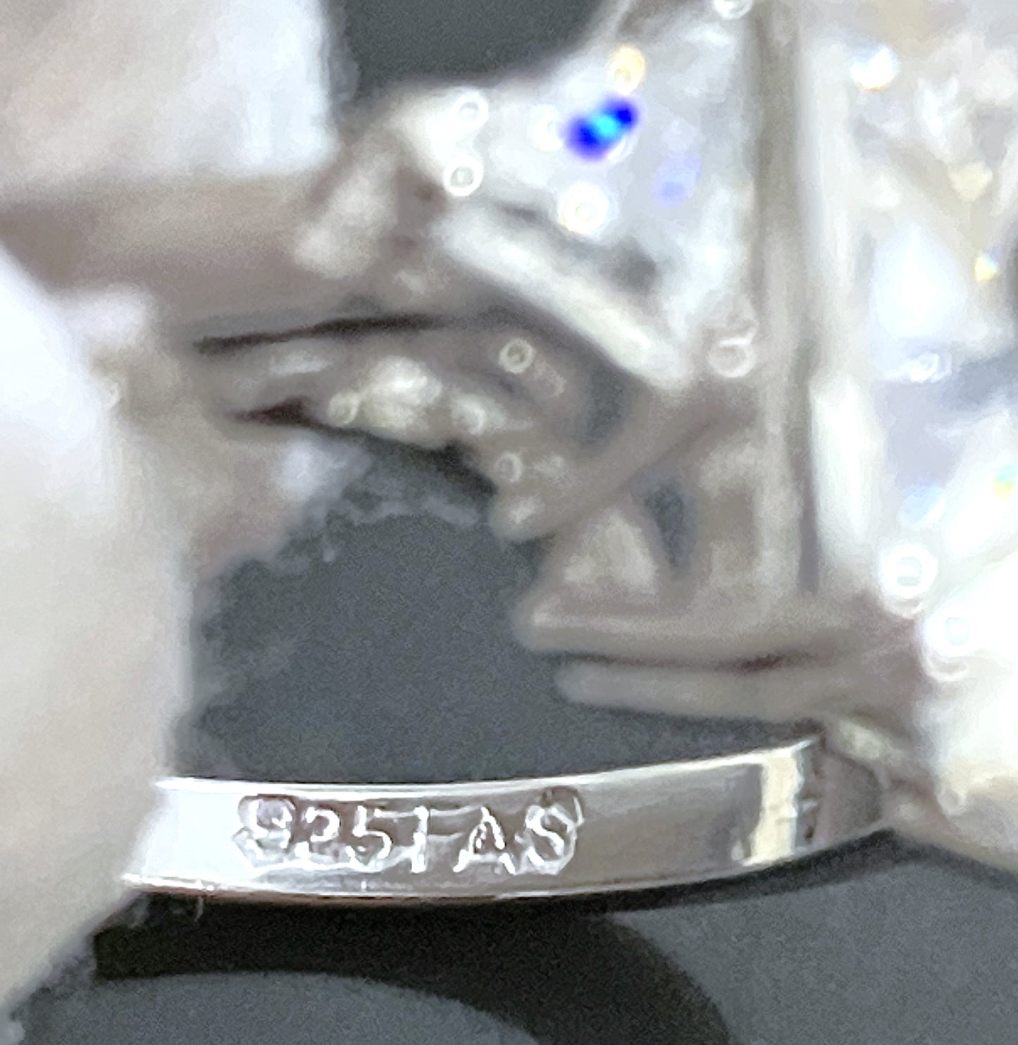 Anillo de "diamante" de talla esmeralda con detalles de "diamante" de talla trillón