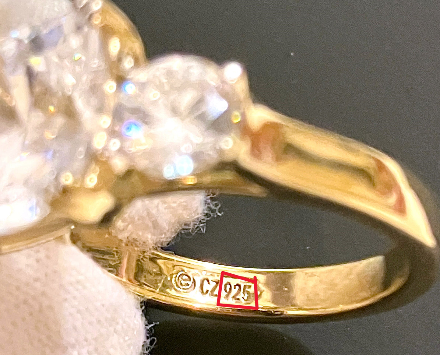 Anillo “Diamante” Talla Redonda y Cojín Chapado en Oro