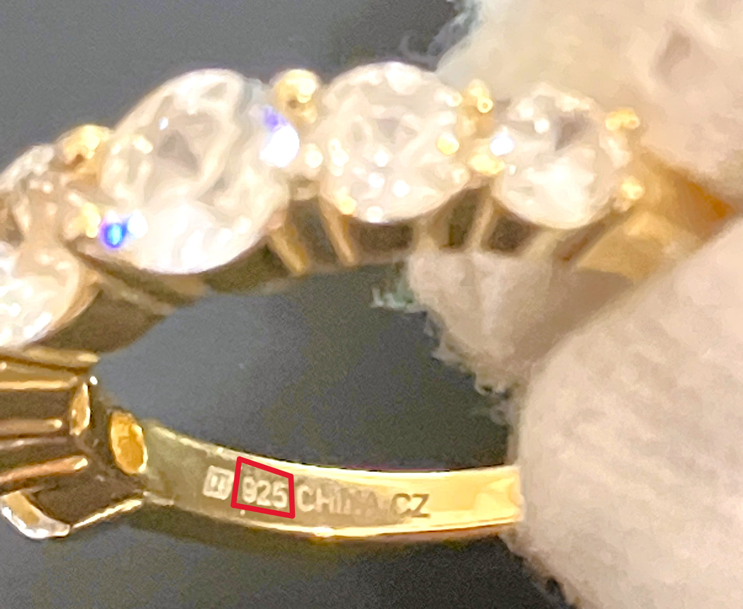 Anillo "Diamante" de 7 piedras chapado en oro