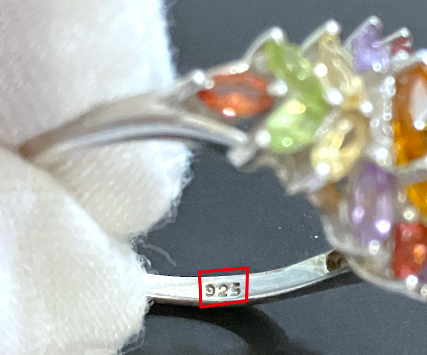 Piedra central de citrino en anillo de corona de citrino, peridoto, amatista y granate