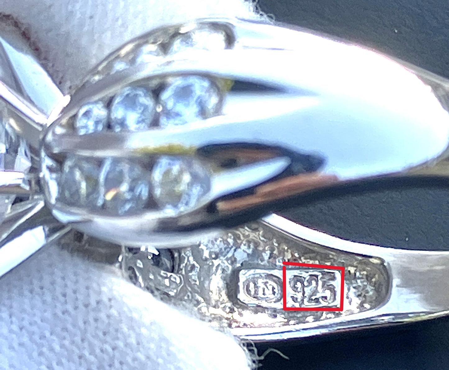 Marquesa "Diamante" en anillo de engaste de canal "Diamante" de conicidad invertida