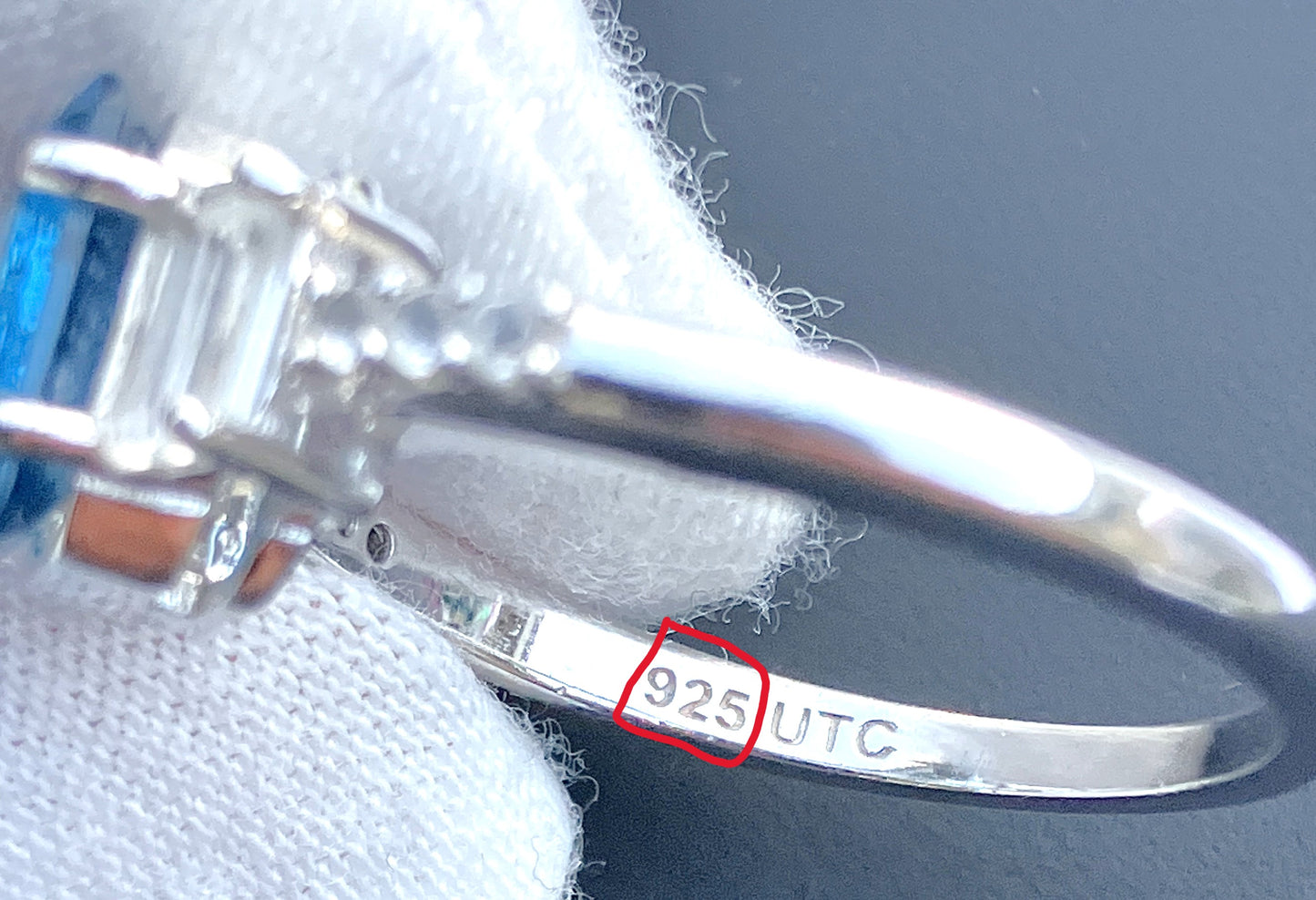 Anillo de topacio blanco y azul Londres de talla esmeralda con detalles de "diamante"