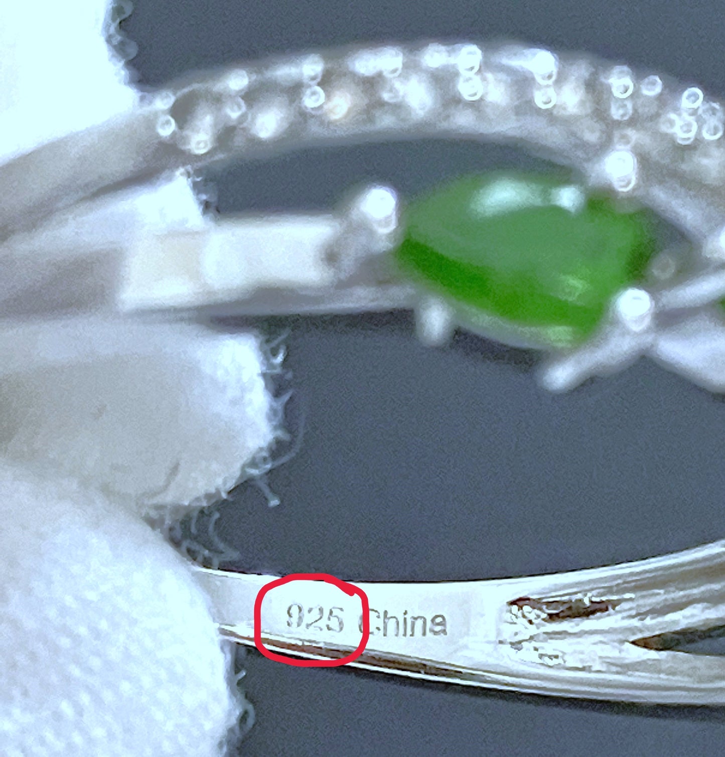 Anillo Circón Verde Talla Pera y “Diamante”