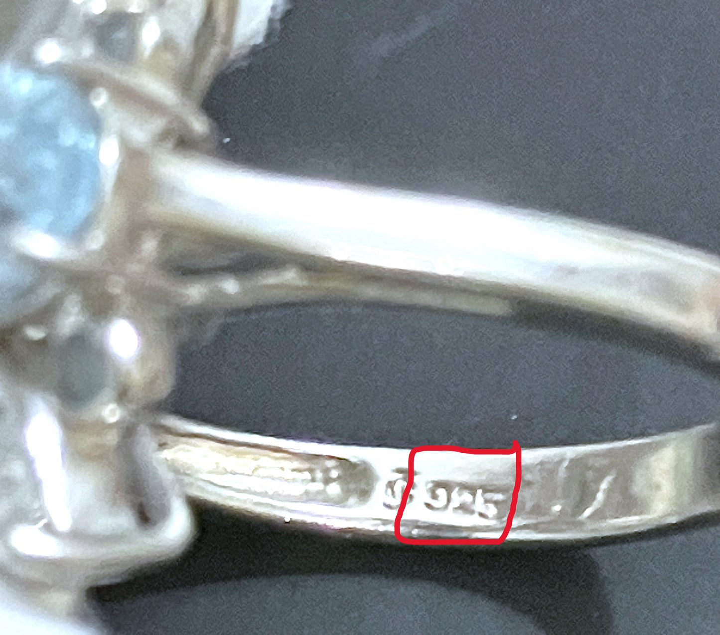 Anillo de topacio azul cielo y hielo glaciar de talla pera y marquesa con detalles de topacio azul cielo