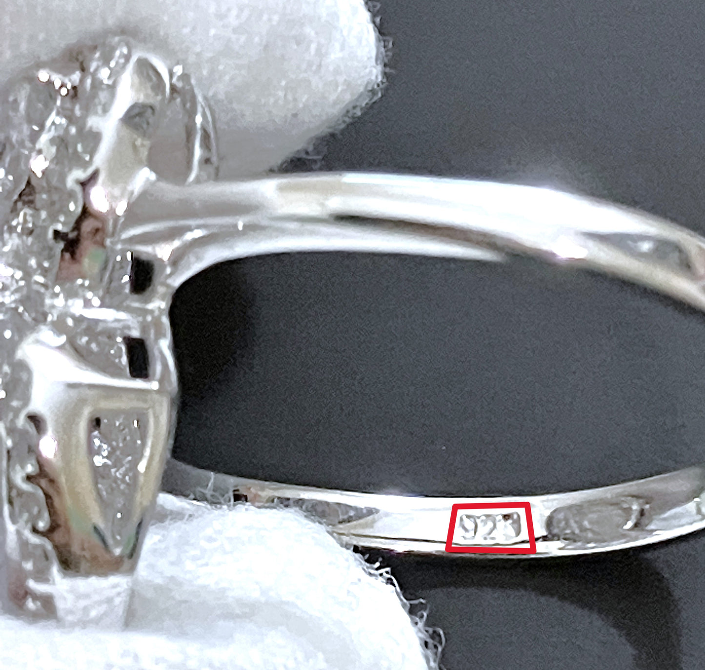 Anillo de halo de corazones de "diamante" entrelazados