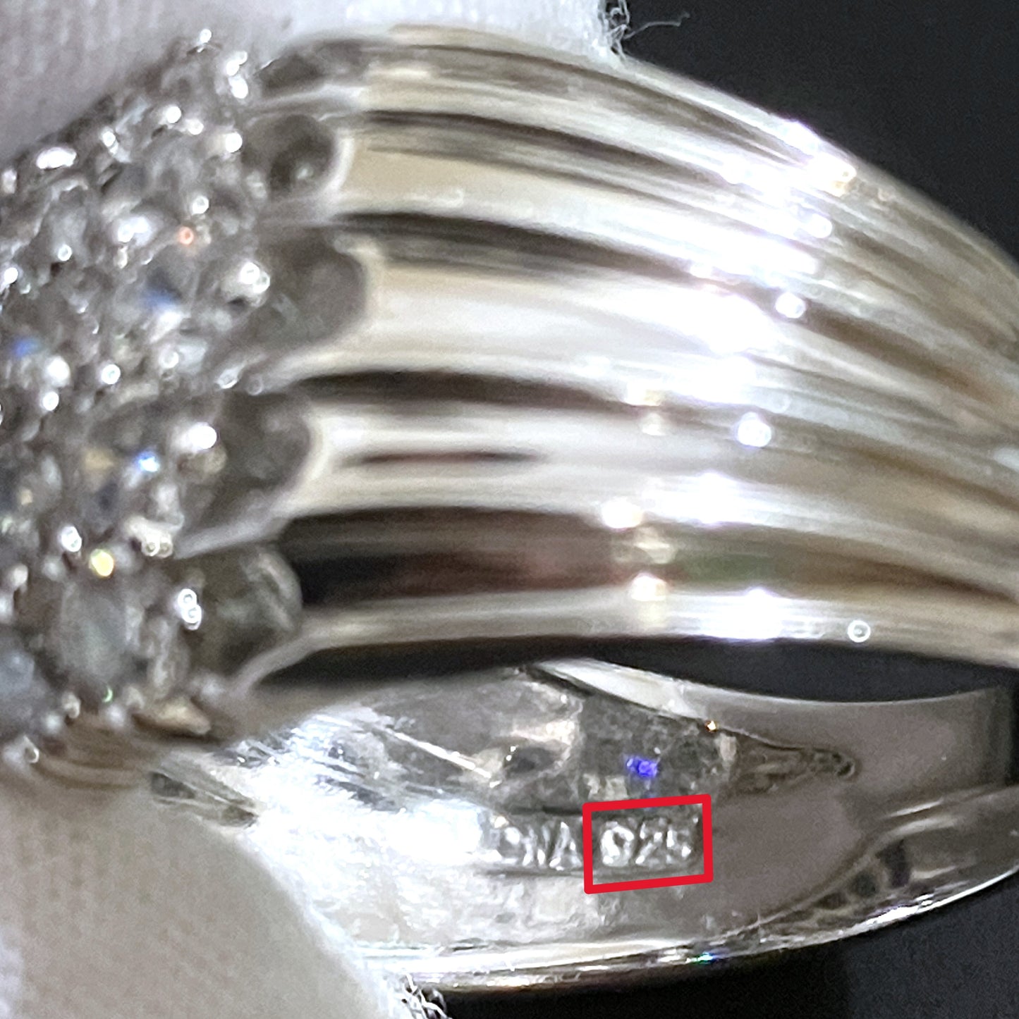 Anillo Pavé "Diamante" con Hileras Grabadas