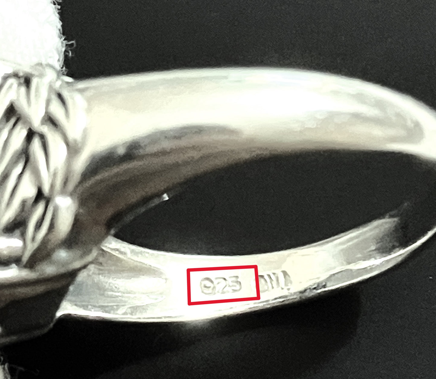 Anillo Cabujón de Jade Verde Suave con Grabados de Hojas