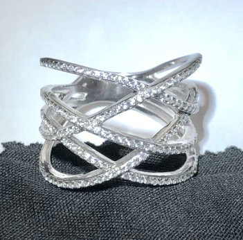 Anillo de "diamante" entrecruzado con conjunto de canales