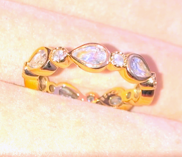 Anillo de eternidad "Diamante" de corte redondo y pera chapado en oro