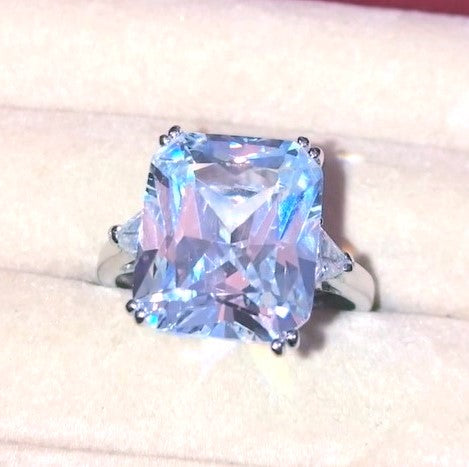 Anillo de "diamante" de talla esmeralda con detalles de "diamante" de talla trillón