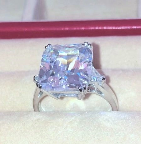 Anillo de "diamante" de talla esmeralda con detalles de "diamante" de talla trillón