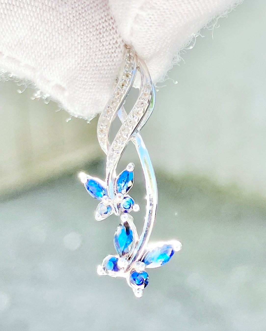 Mariposas de zafiro y colgante "Diamante"