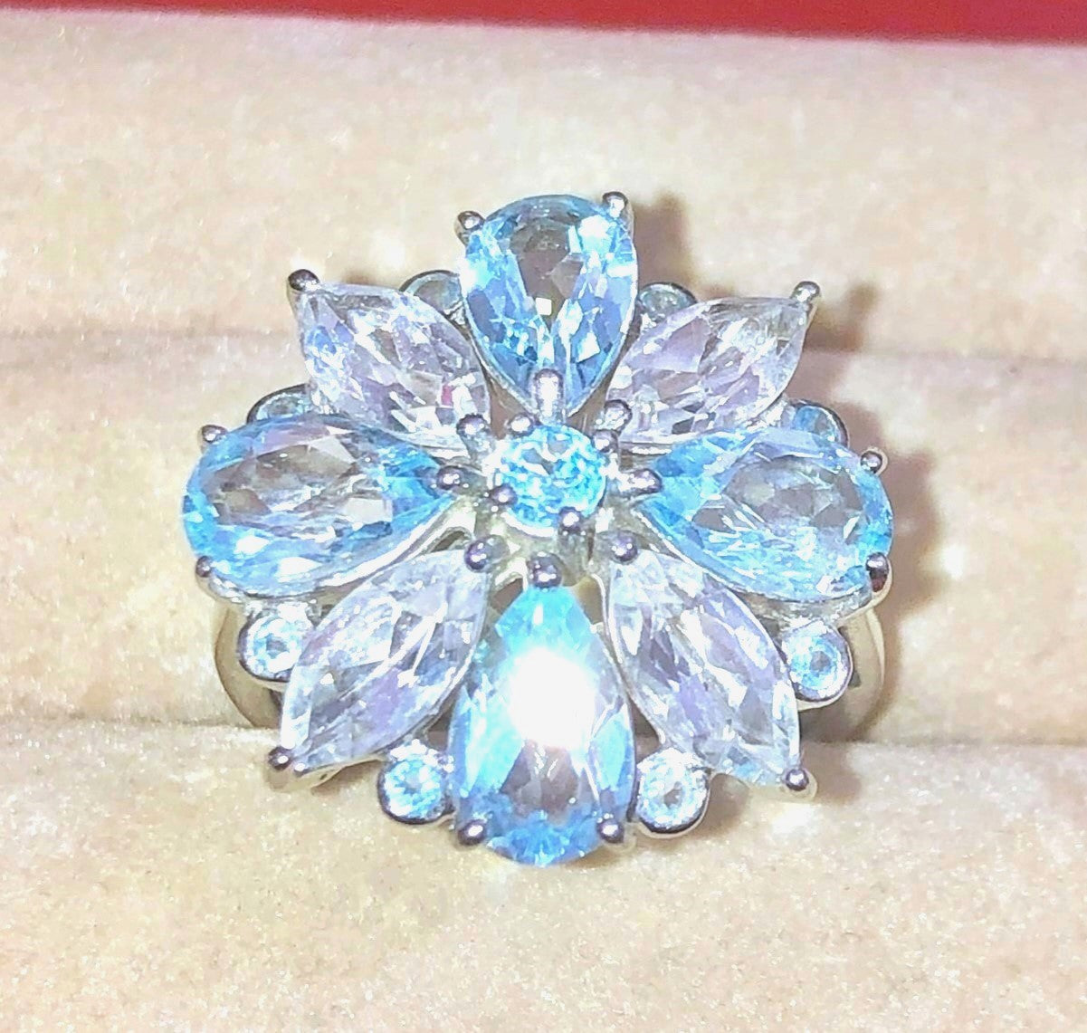 Anillo de topacio azul cielo y hielo glaciar de talla pera y marquesa con detalles de topacio azul cielo