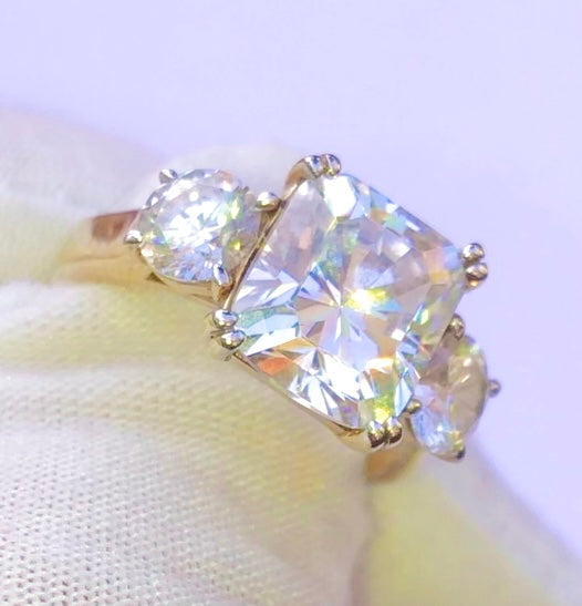 Anillo “Diamante” Talla Redonda y Cojín Chapado en Oro