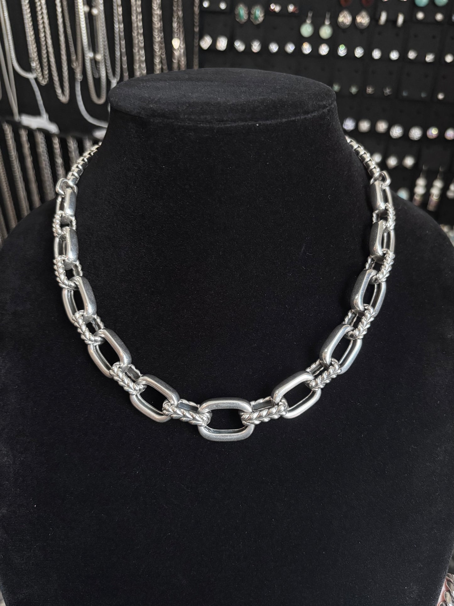 JAI Square and Ribbed Link Necklace