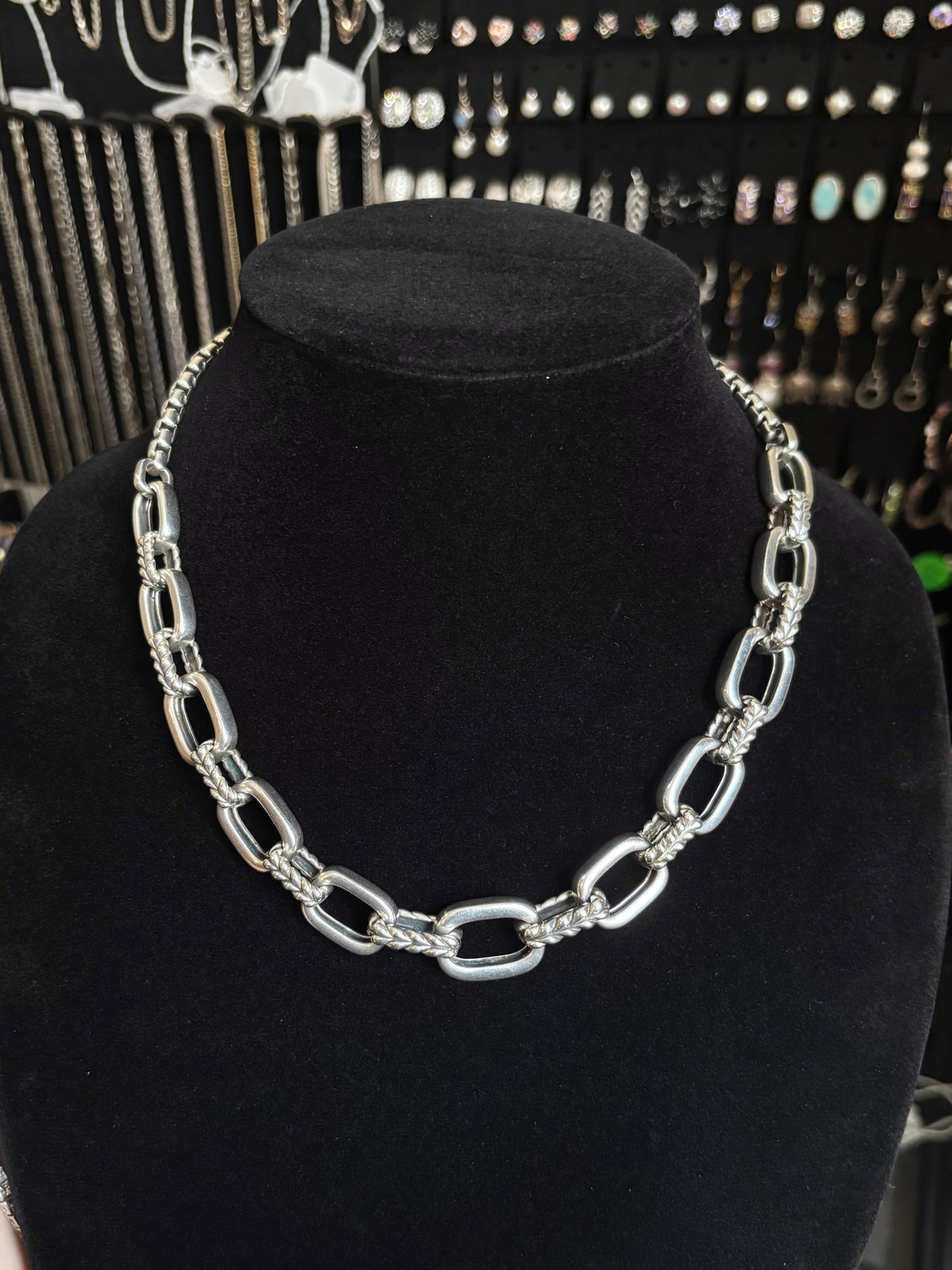JAI Square and Ribbed Link Necklace