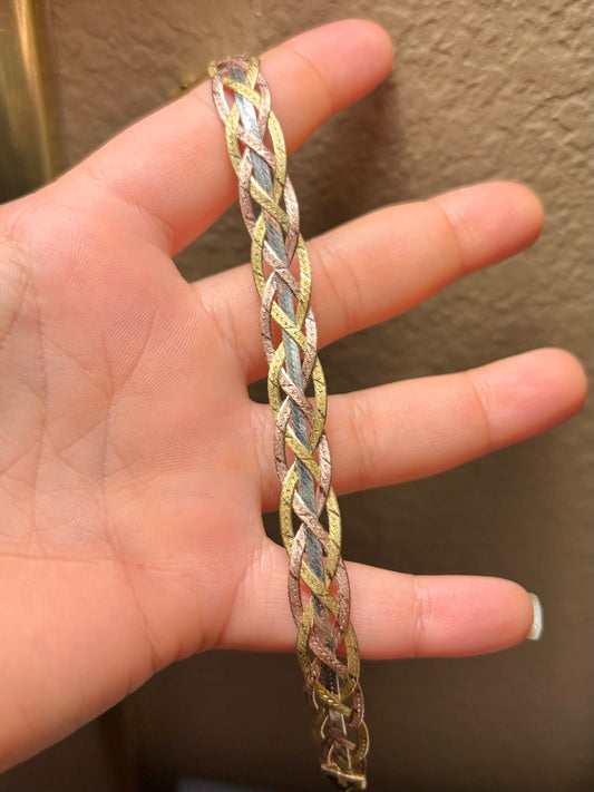 Pulsera de espiga tejida tricolor con tira media y cierre de oro lavado
