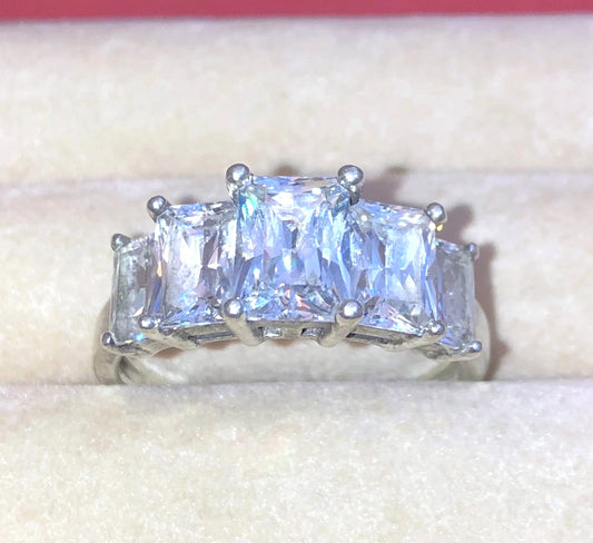 Anillo "Diamante" de 5 Piedras Talla Baguette