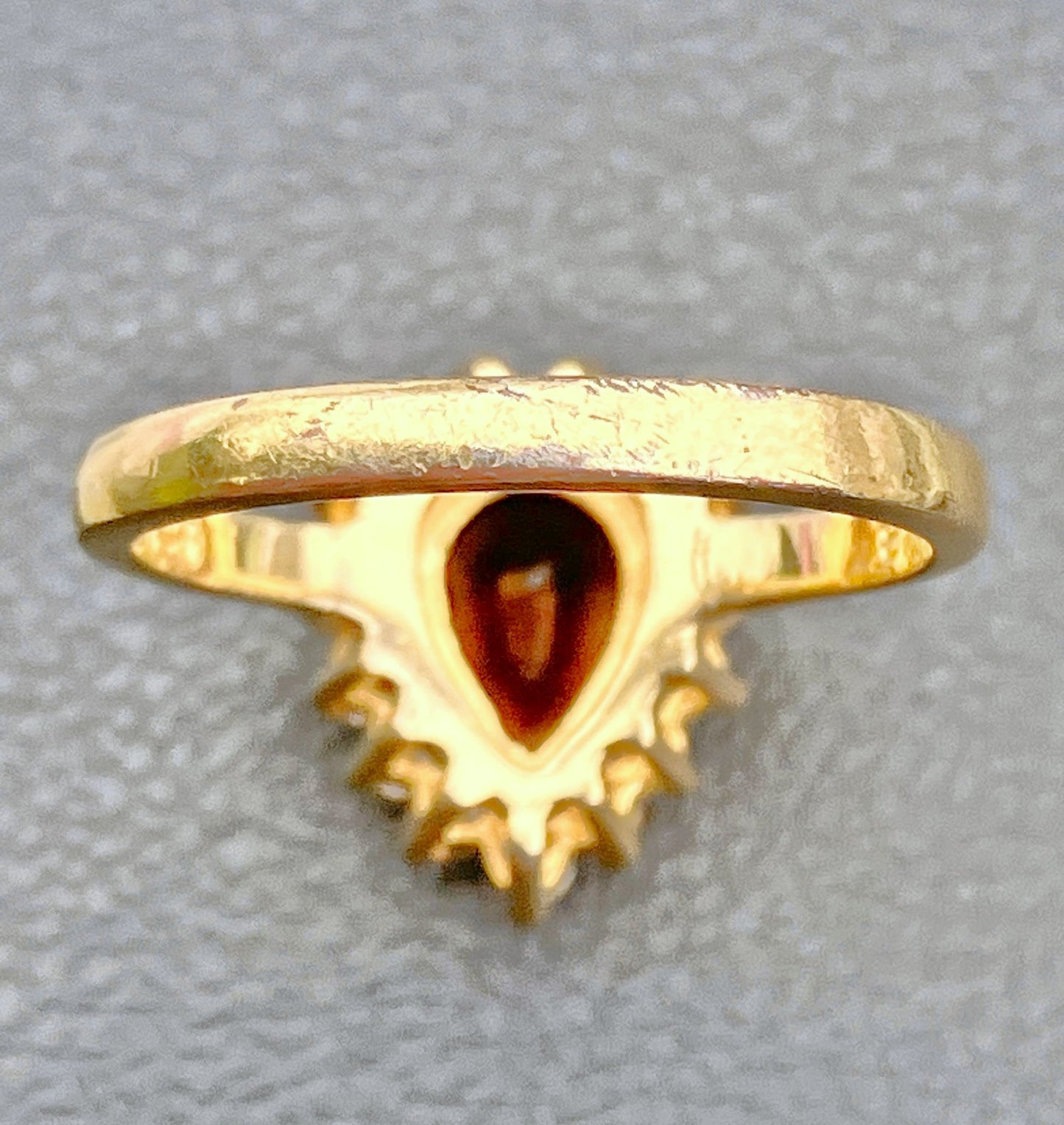 Granate talla pera chapado en oro en anillo de halo de "diamante"