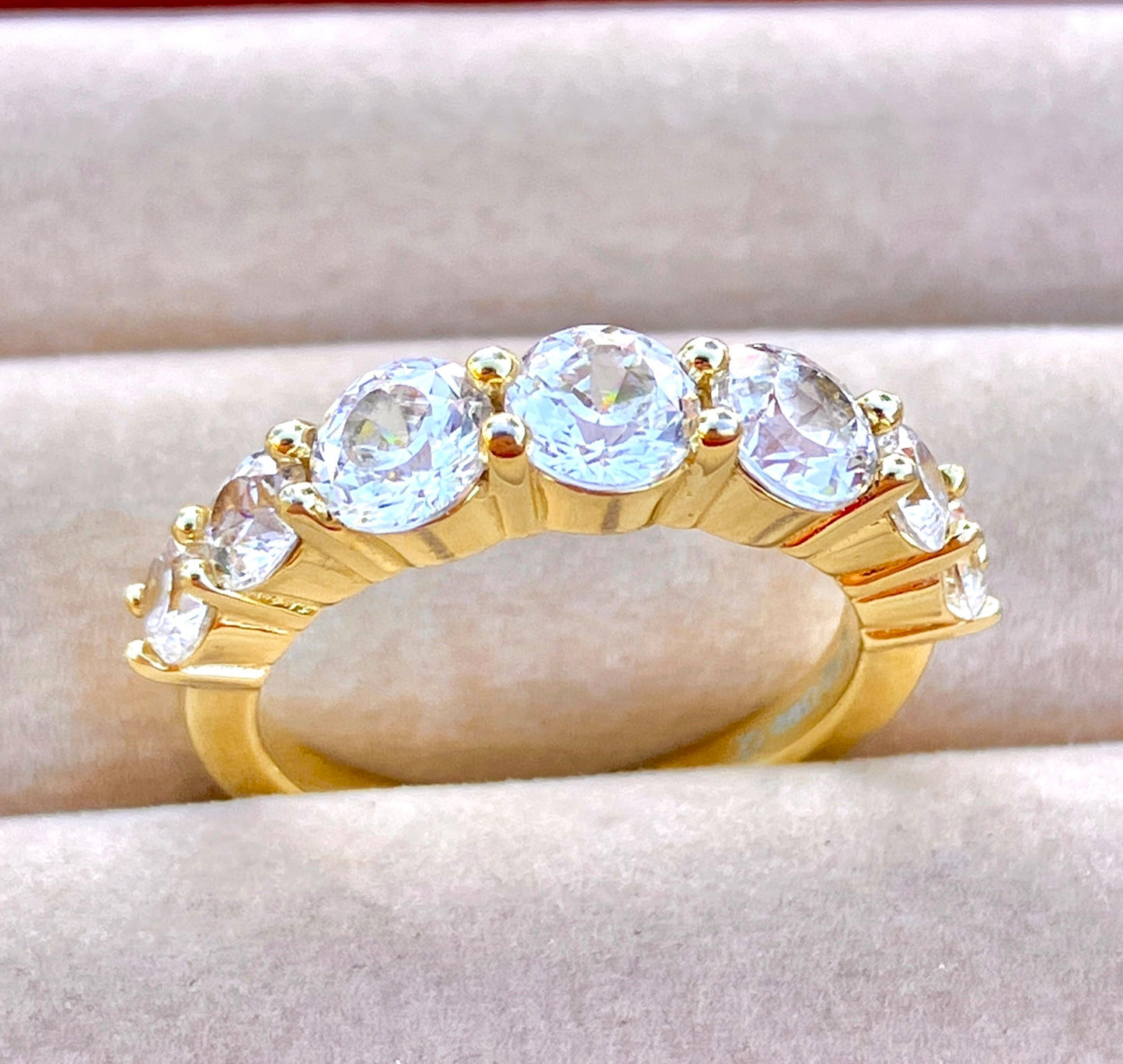 Anillo "Diamante" de 7 piedras chapado en oro