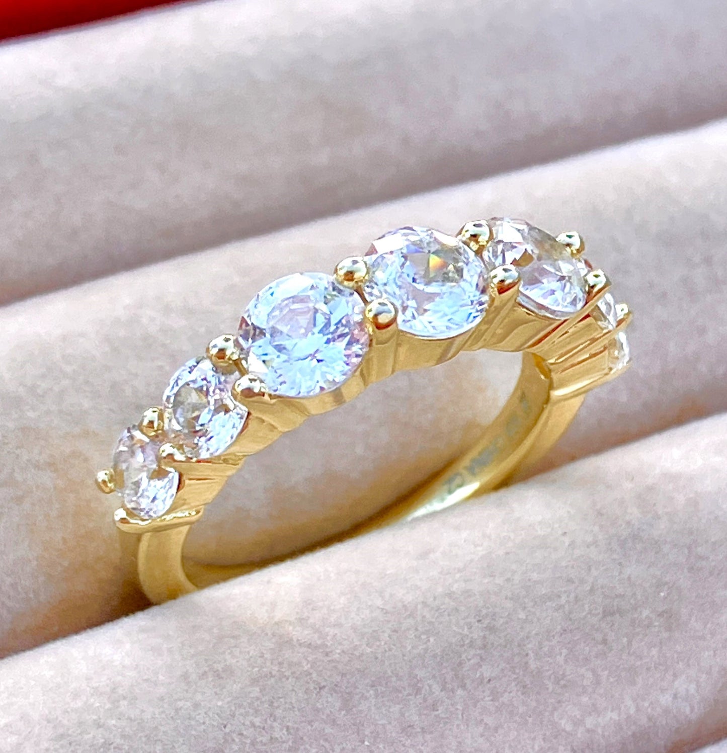 Anillo "Diamante" de 7 piedras chapado en oro