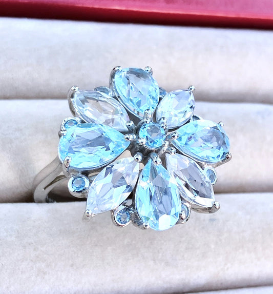 Anillo de topacio azul cielo y hielo glaciar de talla pera y marquesa con detalles de topacio azul cielo