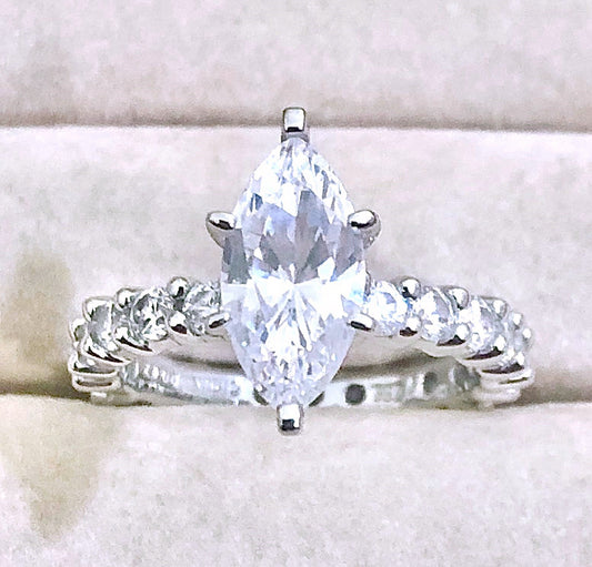 Anillo de eternidad de compromiso con diamantes de talla marquesa