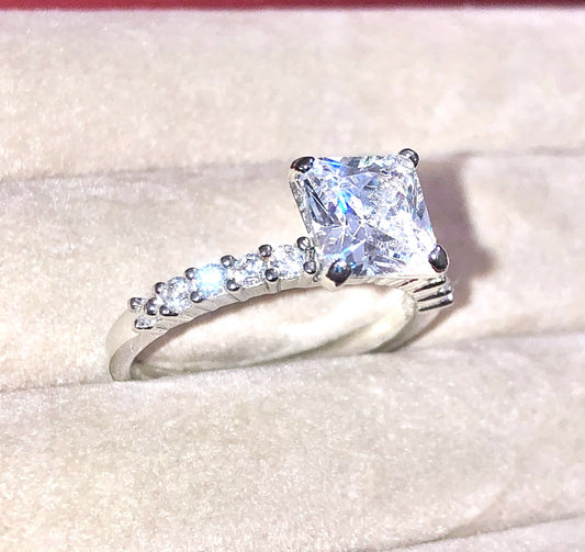 Anillo de compromiso de media eternidad con "diamante" de talla cojín