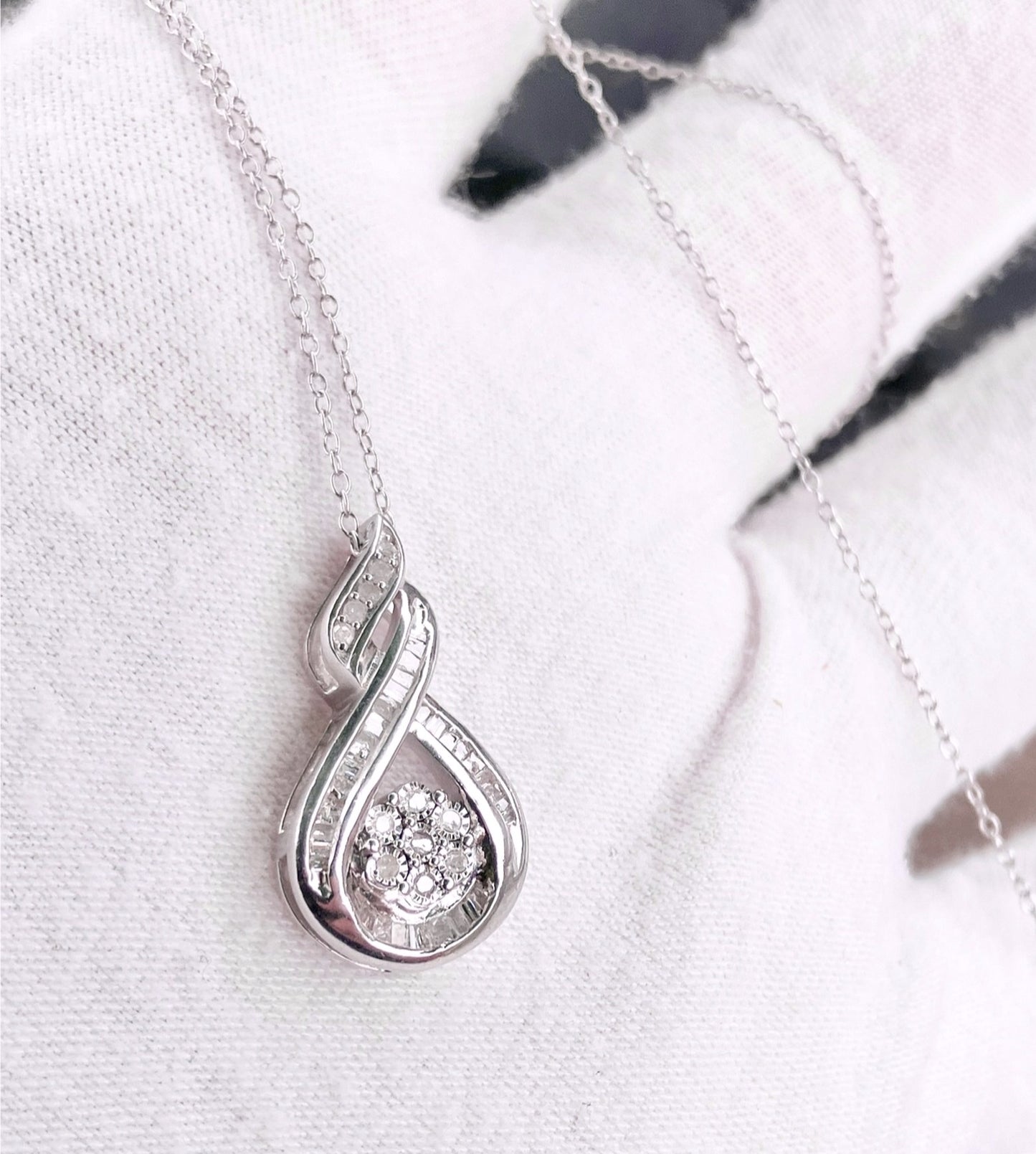 Diamond Clover Infinity Ribbon Necklace