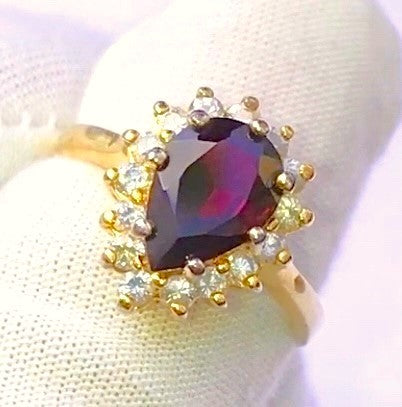 Granate talla pera chapado en oro en anillo de halo de "diamante"