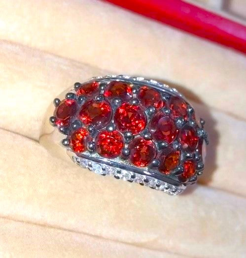 Pavé de granates en montura de rodio negro con acentos de "diamante" Anillo