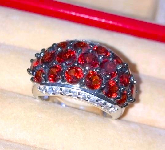 Pavé de granates en montura de rodio negro con acentos de "diamante" Anillo