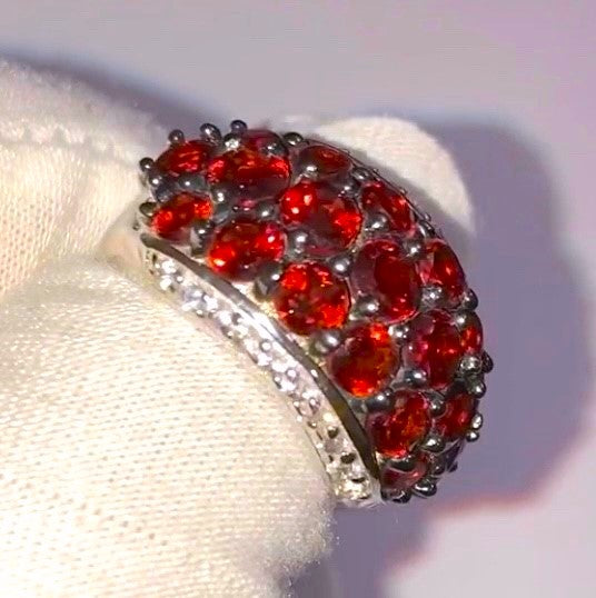 Pavé de granates en montura de rodio negro con acentos de "diamante" Anillo