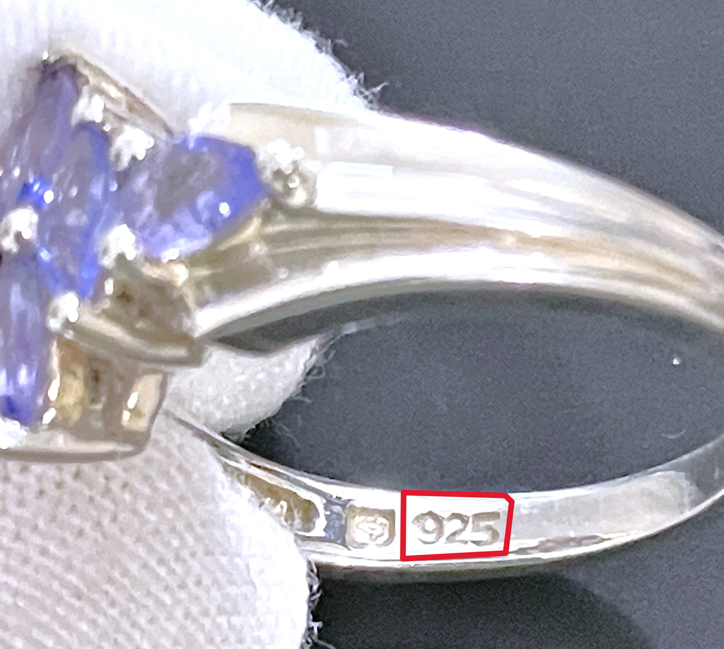 Anillo de amatista bígaro de talla marquesa y pera